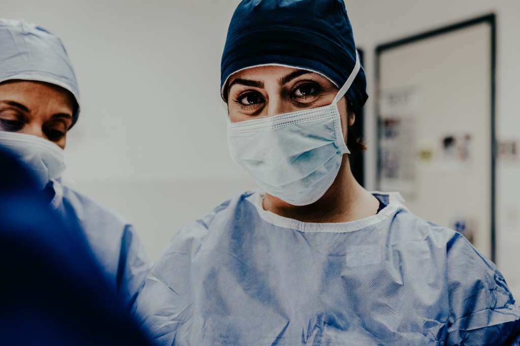 Travel Nurse Experience & Advice for Working in COVID-19 Units travel nurse working covid-19 unit