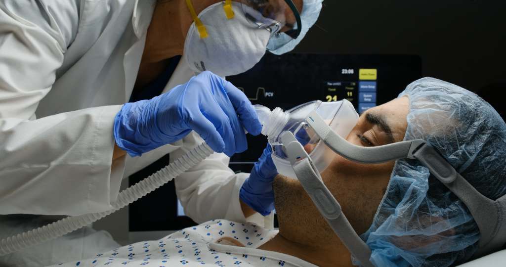 icu travel nurse using ventilator covid treatment