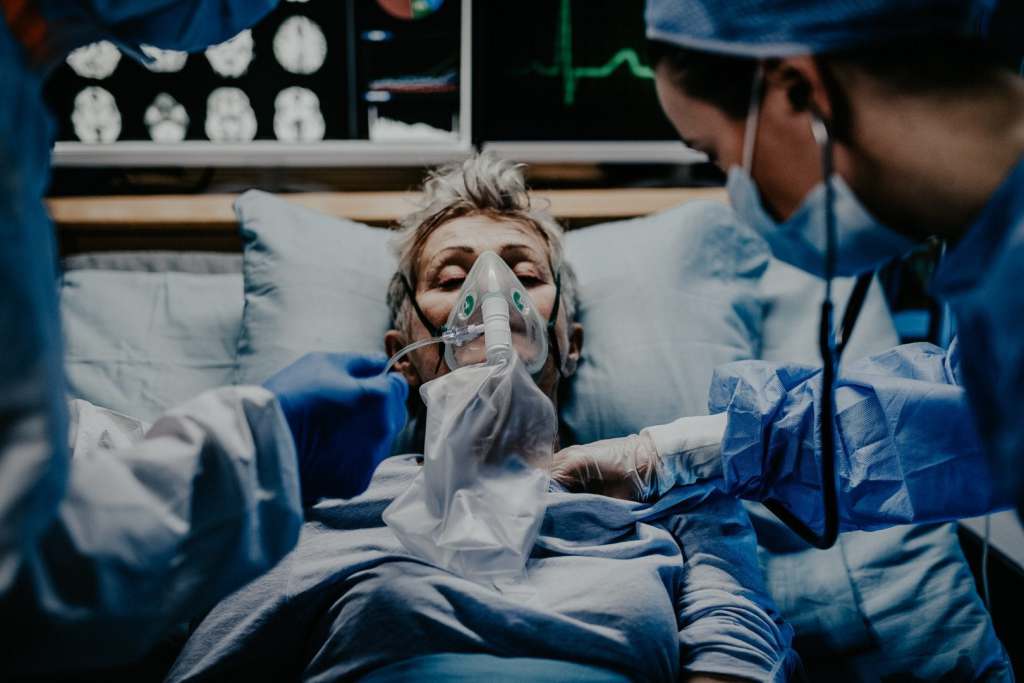 Travel Nurses Share What It's Like Working Med-Surg, PCU & COVID-19 Units travel nurse caring for covid-positive patient